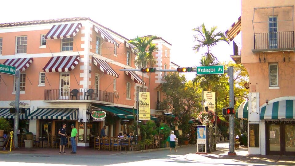 Colorful architecture and cafés along Española Way